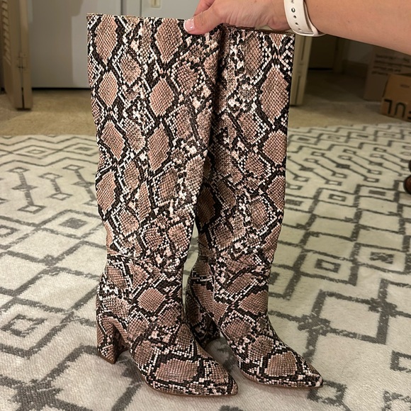 NWOT Lulus Knee High Tan Snake Boots Sz 5 - Picture 4 of 5